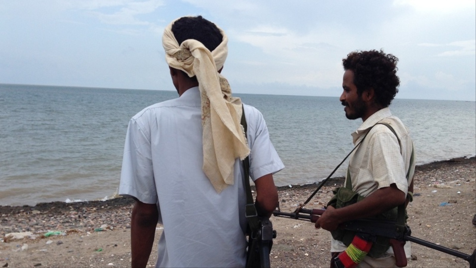 ‪مقاتلان من المقاومة الشعبية في نقطة حراسة مطلة على المضيق‬ (الجزيرة)