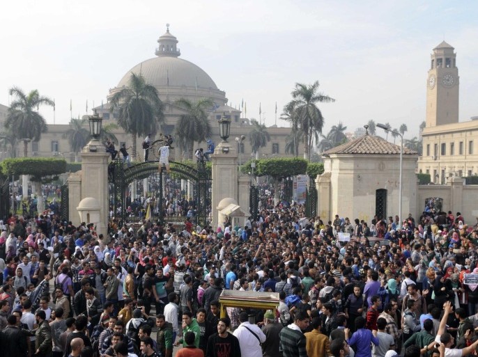 تظاهرة طلابية أمام بوابة جامعة القاهرة - اسوشيتدبرس-ارشيف