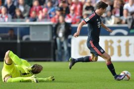 Munich's Robert Lewandowski (R) vies with Mainzs goalie Loris Karius during the German Bundesliga soccer match between 1. FSV Mainz 05 and FC Bayern Munich at the Coface Arena in Mainz, Germany, 26 September 2015.(EMBARGO CONDITIONS - ATTENTION: Due to the accreditation guidelines, the DFL only permits the publication and utilisation of up to 15 pictures per match on the internet and in online media during the match.)