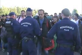 لاجئون يتخطون حواجز الشرطة المجرية نحو العمق الأوروبي