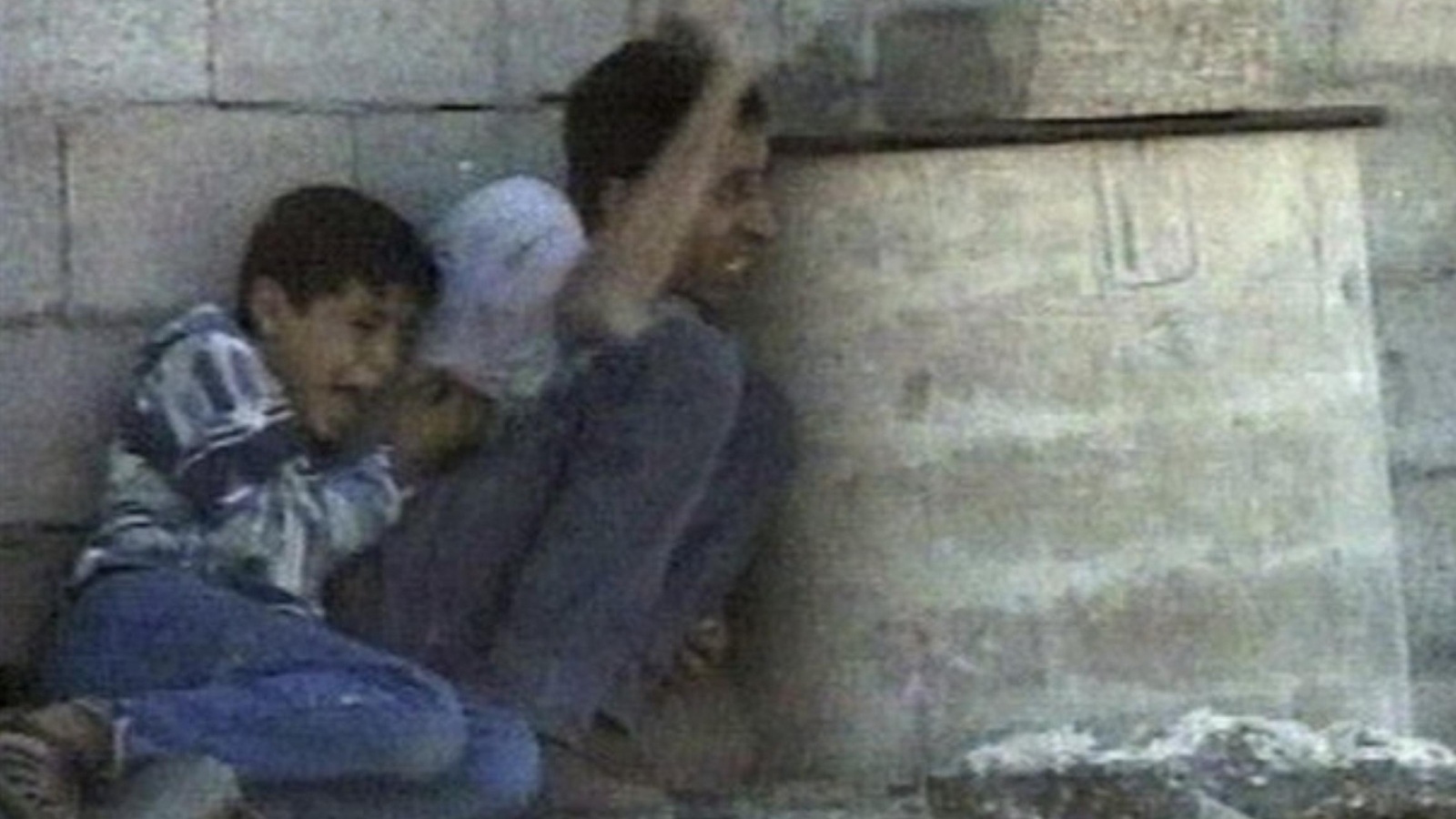 ‪استشهاد الطفل محمد الدرة ألهب الانتفاضة الفلسطينية الثانية‬ (أسوشيتد برس)