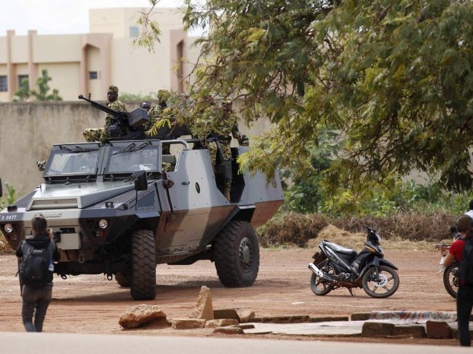 Presidential guard soldiers are seen on an armoured vehicle at Laico hotel in Ouagadougou, Burkina Faso, September 20, 2015. Pro-coup demonstrators in Burkina Faso on Sunday invaded the hotel due to host talks aimed at hammering out the details of a deal to restore a civilian interim government and attacked participants arriving for the meeting, witnesses said. REUTERS/Joe Penney