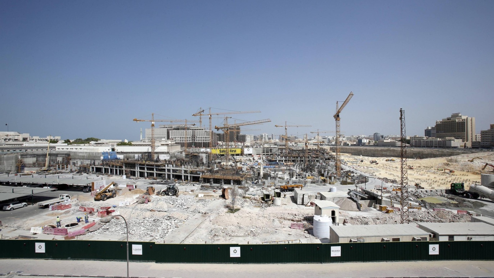 ‪الأشغال لا تزال جارية في أحد المشاريع العقارية الضخمة في وسط العاصمة القطرية‬ (رويترز)