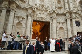Pope Francis (C) leaves the Havana Cathedral following afternoon prayers in Havana, Cuba, September 20, 2015.