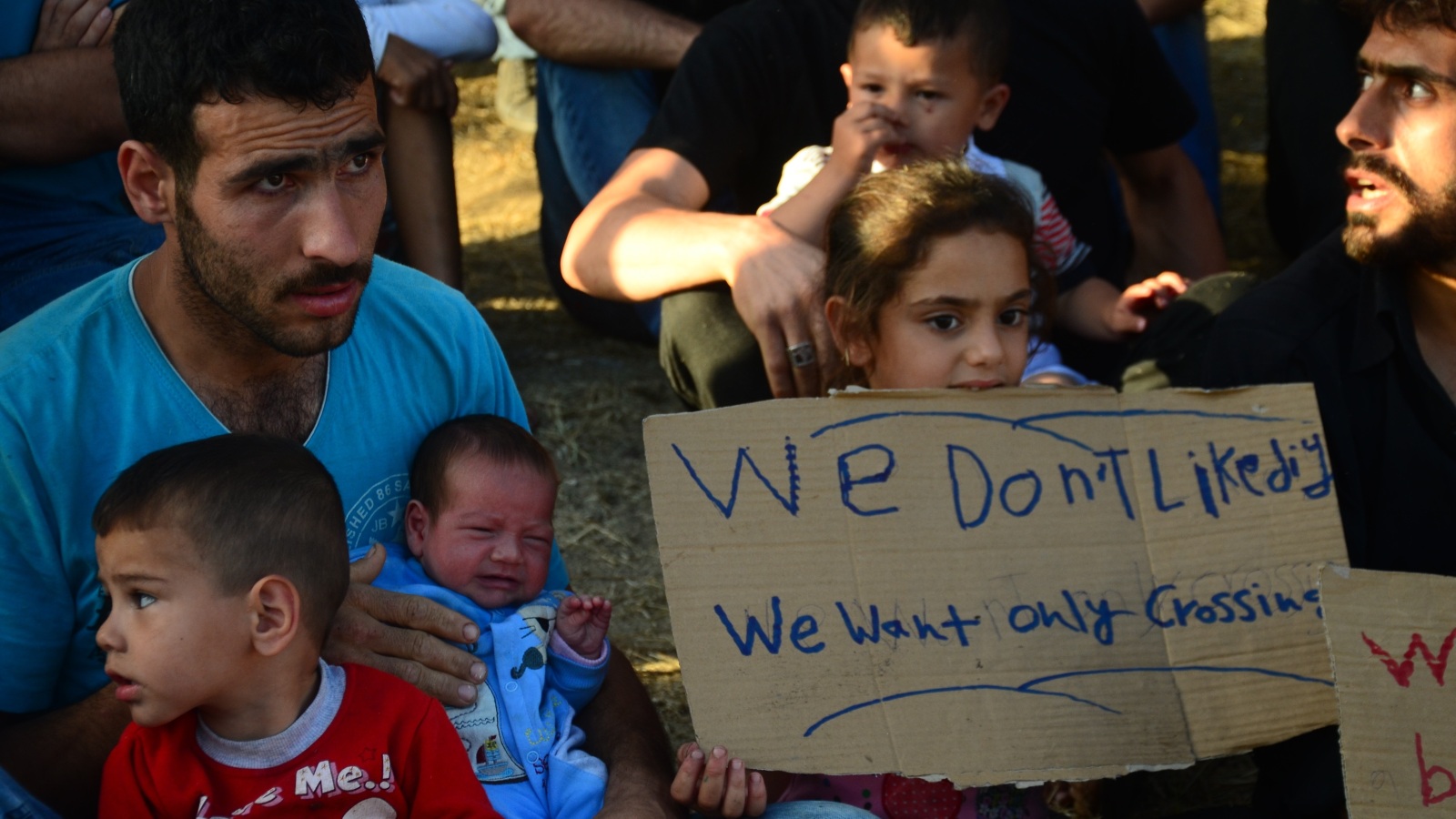 ‪لاجئون سوريون في أدرنة التركية بانتظار التوجه إلى اليونان‬  (الأناضول -أرشيف)