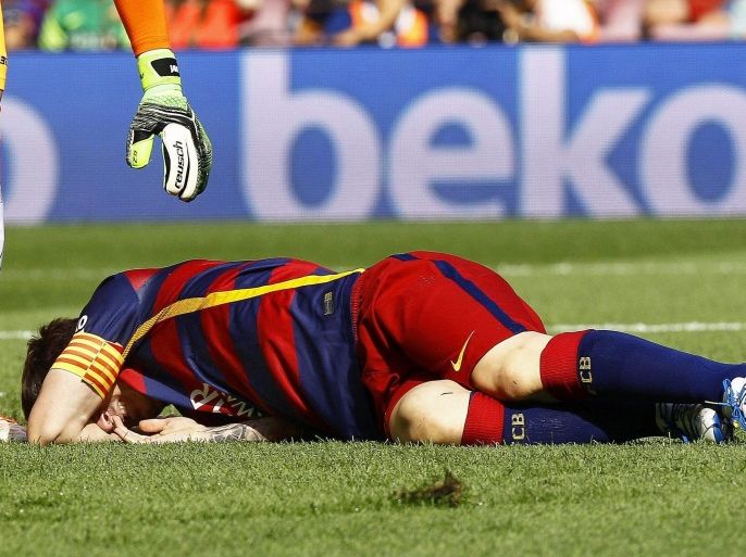 FC Barcelona's Argentinian striker Lionel Messi lies on the pitch after being injured during the Spanish Primera Division soccer match between FC Barcelona and UD Las Palmas at Camp Nou in Barcelona, Spain, 26 September 2015.
