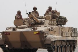 Soldiers stand on a tank of the Saudi-led coalition deployed on the outskirts of the southern Yemeni port city of Aden on August 3, 2015, during a military operation against Shiite Huthi rebels and their allies. Pro-government forces backed by a Saudi-led coalition retook Yemen's biggest airbase from Iran-backed rebels in a significant new gain after their recapture of second city Aden last month. AFP PHOTO / SALEH AL-OBEIDI