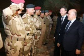 رئيس الحكومة العراقية حيدر العبادي اثناء زيارته مقرا عسكريا في كربلاء (المكتب الإعلامي لرئيس الوزراء)