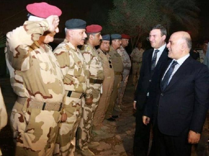 رئيس الحكومة العراقية حيدر العبادي اثناء زيارته مقرا عسكريا في كربلاء (المكتب الإعلامي لرئيس الوزراء)