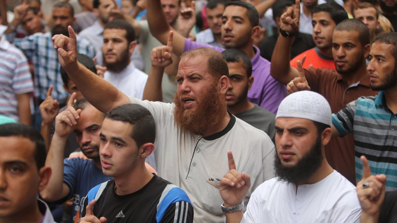 فلسطينيون أثناء مسيرة في غزة الجمعة للتنديد بالاعتداءات الإسرائيلية(رويترز)