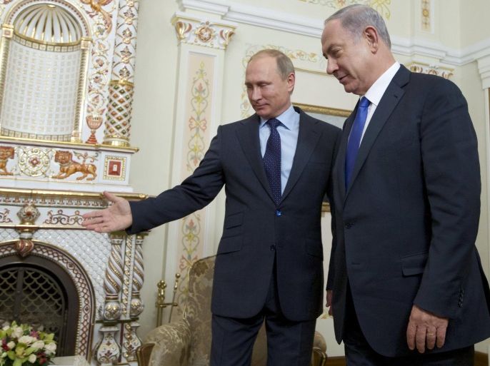 Russian President Vladimir Putin (L) welcomes Israeli Prime Minister Benjamin Netanyahu during their meeting at the Novo-Ogaryovo state residence outside Moscow, Russia, September 21, 2015. Netanyahu said his visit to Moscow on Monday was aimed at preventing clashes between Russian and Israeli military forces in the Middle East. REUTERS/Ivan Sekretarev/Pool
