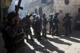 Israeli border police scuffle with Palestinians prevented from entering to Al-Aqsa mosque compound in the Old City of Jerusalem, 28 September 2015, in the first day of the Jews holiday Sukkot. Clashes between Palestinians barricaded inside the Mosque and Israeli police broke out for the second day between Israeli police and Palestinians at the Al-Aqsa mosque compound, where Palestinians protested against the visit of Jews and tourists to Al-Aqsa compound, also called the Temple Mount. Israeli police spokeswomen said that 24 Jews and 450 tourists visited the site on 28 September 2015.