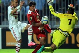 Hazem Emam (L) and Ahmed Shenawy (R) of Zamalek in action against Hamed Naguez (C) of Etoile Sportive du Sahel during the CAF Confederatio Cup Semi Final second leg soccer match Etoile Sportive du Sahel and Zamalek in Cairo, Egypt, 03 October 2015.