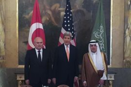 اجتماع في فيينا بين وزير الخارجية الأميركي جون كيري والسعودي عادل الجبير والتركي فريدون سينيرلي أوغلو لبحث الأزمة السورية (الأناضول)