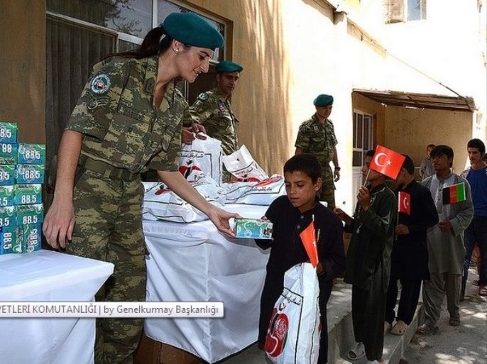 إحدى عناصر الجيش التركي توزع المساعدات في مهمة خارج البلاد