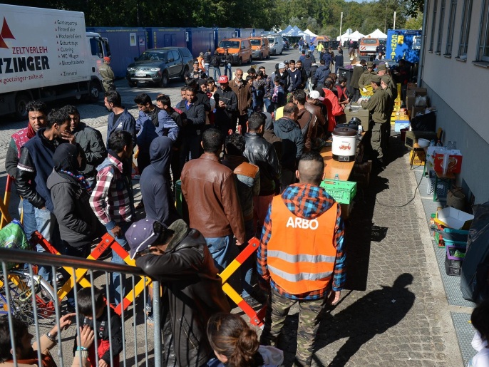 ‪‬ لاجئون بانتظار عبور الحدود النمساوية الألمانية نهاية سبتمبر/أيلول الماضي
