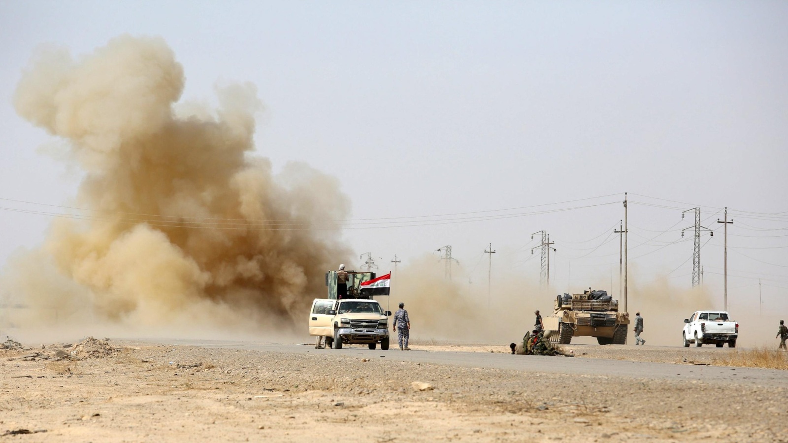 ‪عبوة ناسفة زرعها تنظيم الدولة وفجرتها القوات العراقية خلال القتال الجاري منذ أيام بأطراف مدينة بيجي‬ (رويترز)