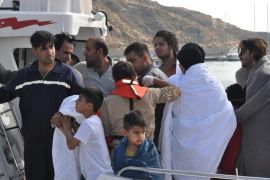 لقي 12 لاجئا مصرعهم وتم إنقاذ 25 آخرين ببحر إيجه قبالة جناق قلعة غربي تركيا بعد غرق قاربهم الجمعة 16 أكتوبر/تشرين الأول 2015