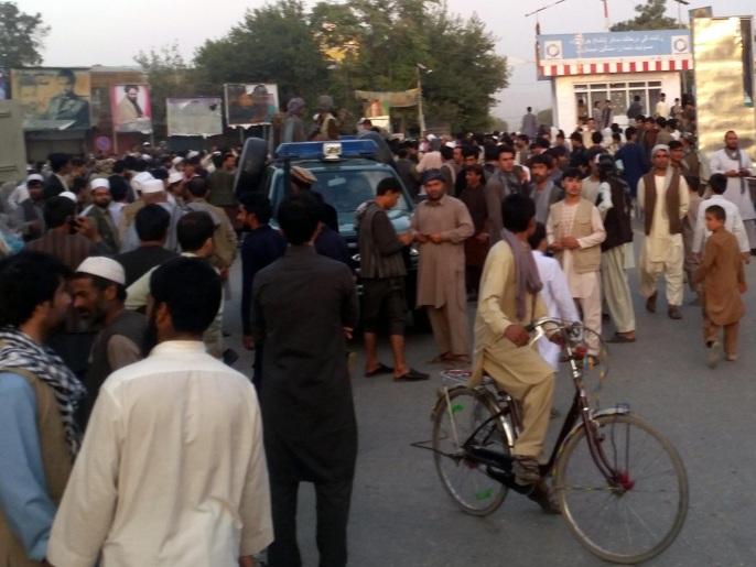 ‪أيام (الأوروبية)‬ مقاتلون تابعون لحركة طالبان على سيارة تابعة للشرطة وسط قندوز قبل