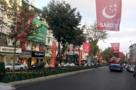 إسطنبول - تركيا 12 تشرين أول 2015 أعلام للأحزاب التركية في شوارع اسطنبول استعدادا للانتخابات المقبلة 1