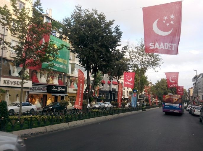 إسطنبول - تركيا 12 تشرين أول 2015 أعلام للأحزاب التركية في شوارع اسطنبول استعدادا للانتخابات المقبلة 1
