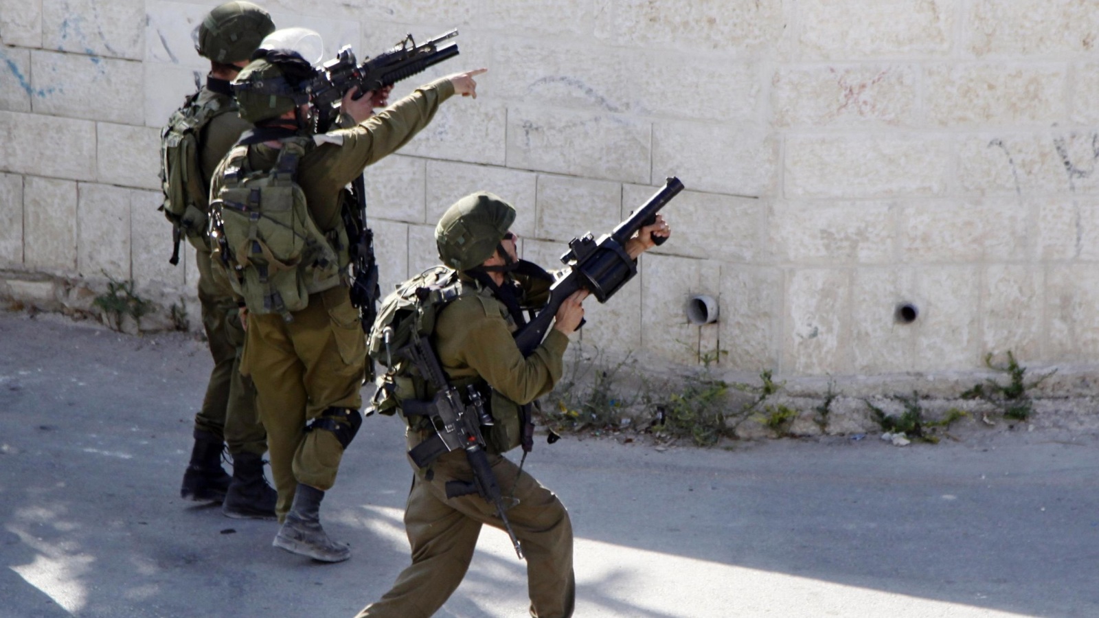 ‪جنود الاحتلال نفذوا عدة اعتداءات واقتحامات بمدن الضفة الغربية‬ (أسوشيتد برس)