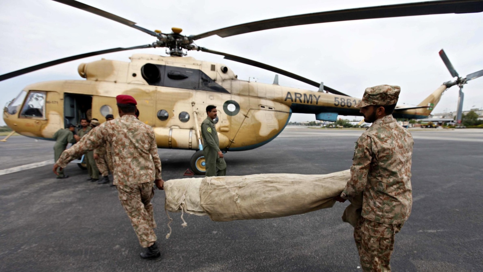 ‪المروحيات الباكستانية نفذت عمليات إنقاذ واسعة في المناطق المتضررة من الزلزال‬ (الأوروبية)