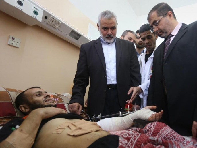 إسماعيل هنية نائب رئيس المكتب السياسي لحركة حماس يتفقد جرحى في مستشفى الشفاء بغزة أصيبوا خلال مواجهات مع قوات الاحتلال شمال القطاع