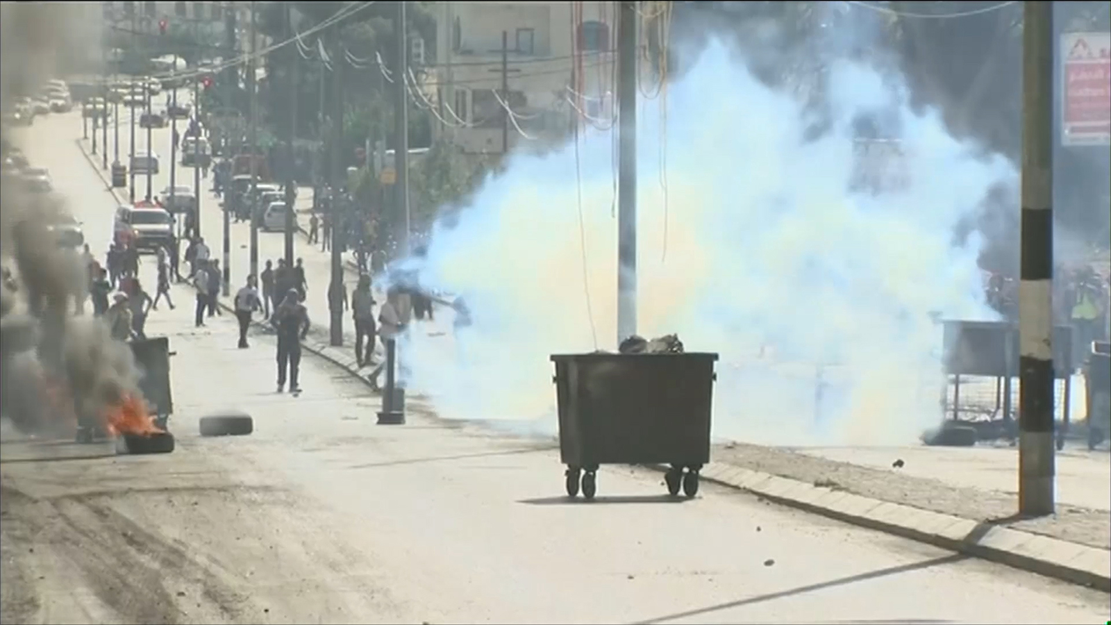 شبان فلسطينيون يواجهون قوات الاحتلال في يوم الغضب (الجزيرة)
