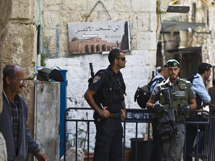 Israeli policemen stand guard at an entrance to Al-Aqsa mosque, on a compound known by Muslims as the Noble Sanctuary and by Jews as the Temple Mount, in Jerusalem's Old City October 8, 2015. A spate of "lone-wolf" stabbing attacks has alarmed authorities and unsettled Israelis, with Jerusalem's mayor urging people with gun licenses to carry their weapons and Israeli leaders vowing to quash the violence though apparently stumped over how to do so. REUTERS/Ronen Zvulun