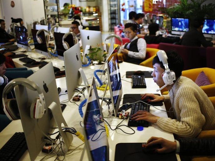 People use computers in an internet cafe in Beijing, China, 27 January 2015. China internet officials on 27 January 2015 defended its efforts to block virtual private networks (VPN), which are used to get around the country's strict internet controls. VPNs encrypt and reroute internet traffic past the national firewall to access more than 2,700 blocked websites including Gmail, Facebook and Youtube, websites of several human rights organizations, as well as some media including the New York Times and financial news agency Bloomberg.