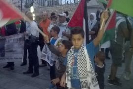 اليونان، ساحة سينداغما، وسط أثينا، مساء الاربعاء 7-10-2015، فلسطينيون يتظاهرون احتجاجاً على الانتهاكات الاسرائيلية في الاراضي الفلسطينية المحتلة