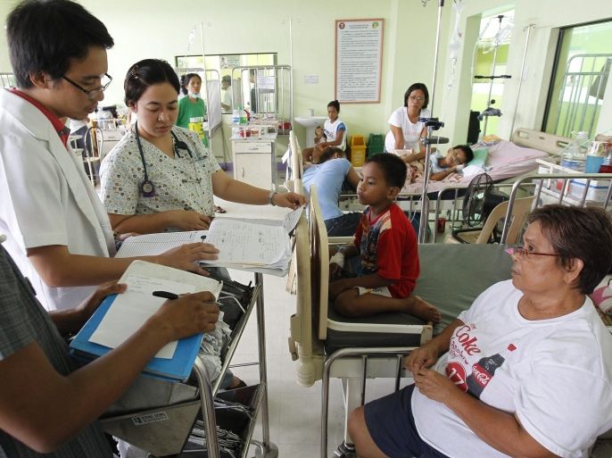 A Filipino doctor (2-L) checks on the medical chart of a child patient (2-R) treated for dengue fever at the Amang Rodriguez Medical Center in Marikina City, east of Manila, Philippines, 13 June 2013. Health officials in the US and Europe may soon be visiting South-East Asia for updates on the most effective means of fighting dengue fever. The warm South-East Asian region has typically accounted for a large share of dengue cases worldwide, with the virus normally peaking during the rainy season. The number of dengue cases in the Philippines rose 1.9 per cent to 37,895 from 01 January through 25 May.