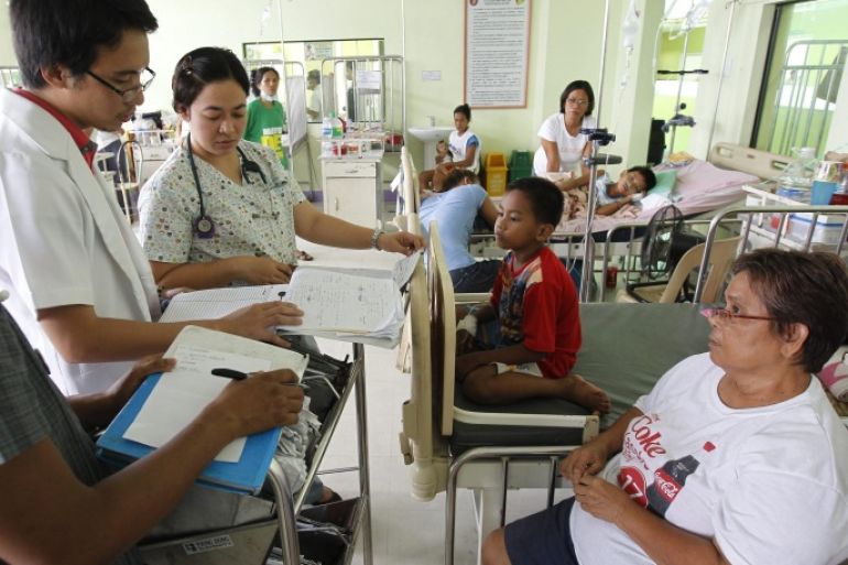 A Filipino doctor (2-L) checks on the medical chart of a child patient (2-R) treated for dengue fever at the Amang Rodriguez Medical Center in Marikina City, east of Manila, Philippines, 13 June 2013. Health officials in the US and Europe may soon be visiting South-East Asia for updates on the most effective means of fighting dengue fever. The warm South-East Asian region has typically accounted for a large share of dengue cases worldwide, with the virus normally peaking during the rainy season. The number of dengue cases in the Philippines rose 1.9 per cent to 37,895 from 01 January through 25 May.