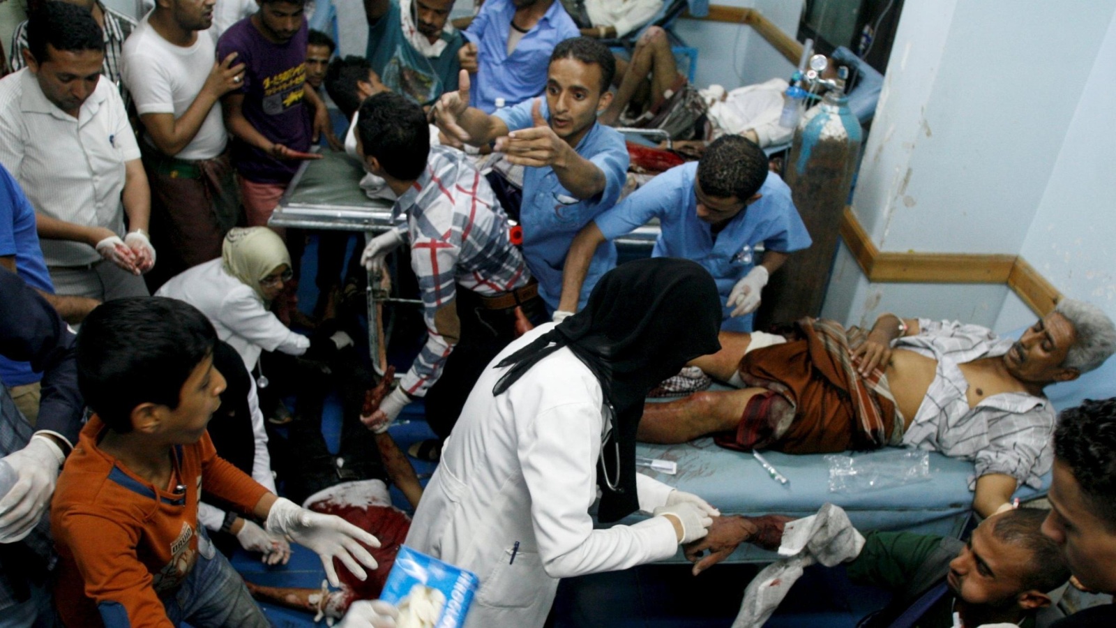  مستشفيات تعز أطلقت نداءات استغاثة للمواطنين للتبرع بالدم للمصابين (غيتي)