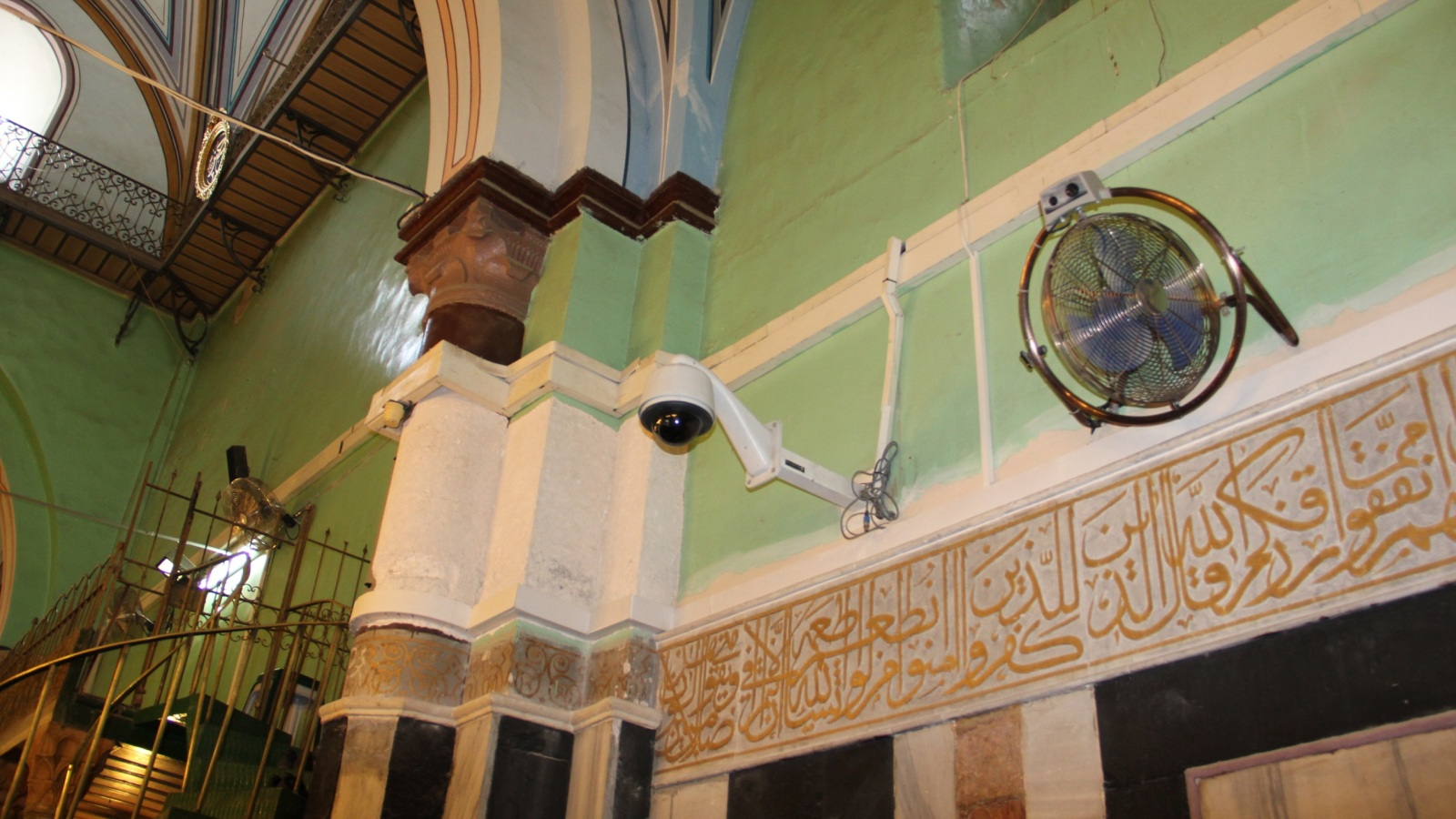 ‪كاميرات مراقبة داخل المسجد الإبراهيمي بالخليل‬  (الجزيرة نت)