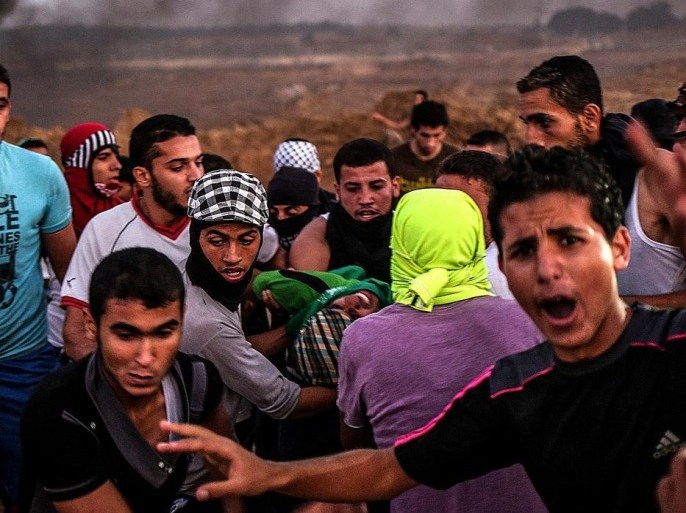أصيب عشرة فلسطينيين خلال احتجاجات بالقرب من الحدود الشرقية لقطاع غزة جراء استخدام الإسرائيليين للأعيرة النارية والرصاص المطاطي والغاز المسيل للدموع