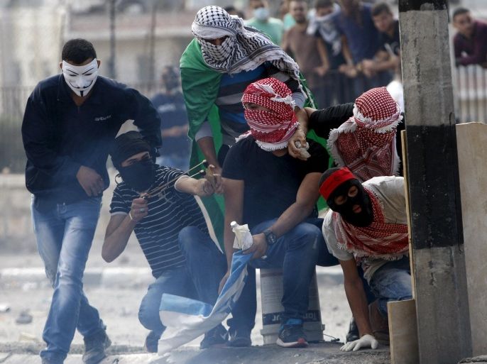 Palestinian stone-throwers take cover during clashes with Israeli troops in the occupied West Bank city of Bethlehem October 6, 2015. Palestinian President Mahmoud Abbas said on Tuesday he did not want a spike in deadly violence in East Jerusalem and the Israeli-occupied West Bank to spiral into armed confrontation with Israel. REUTERS/Mussa Qawasma