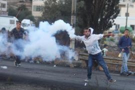 مواجهات بين شبان فلسطينيين وقوات الاحتلال على حاجز بيت إيل على المدخل الشمالي لمدينة البيرة بالضفة الغربية(الأناضول)