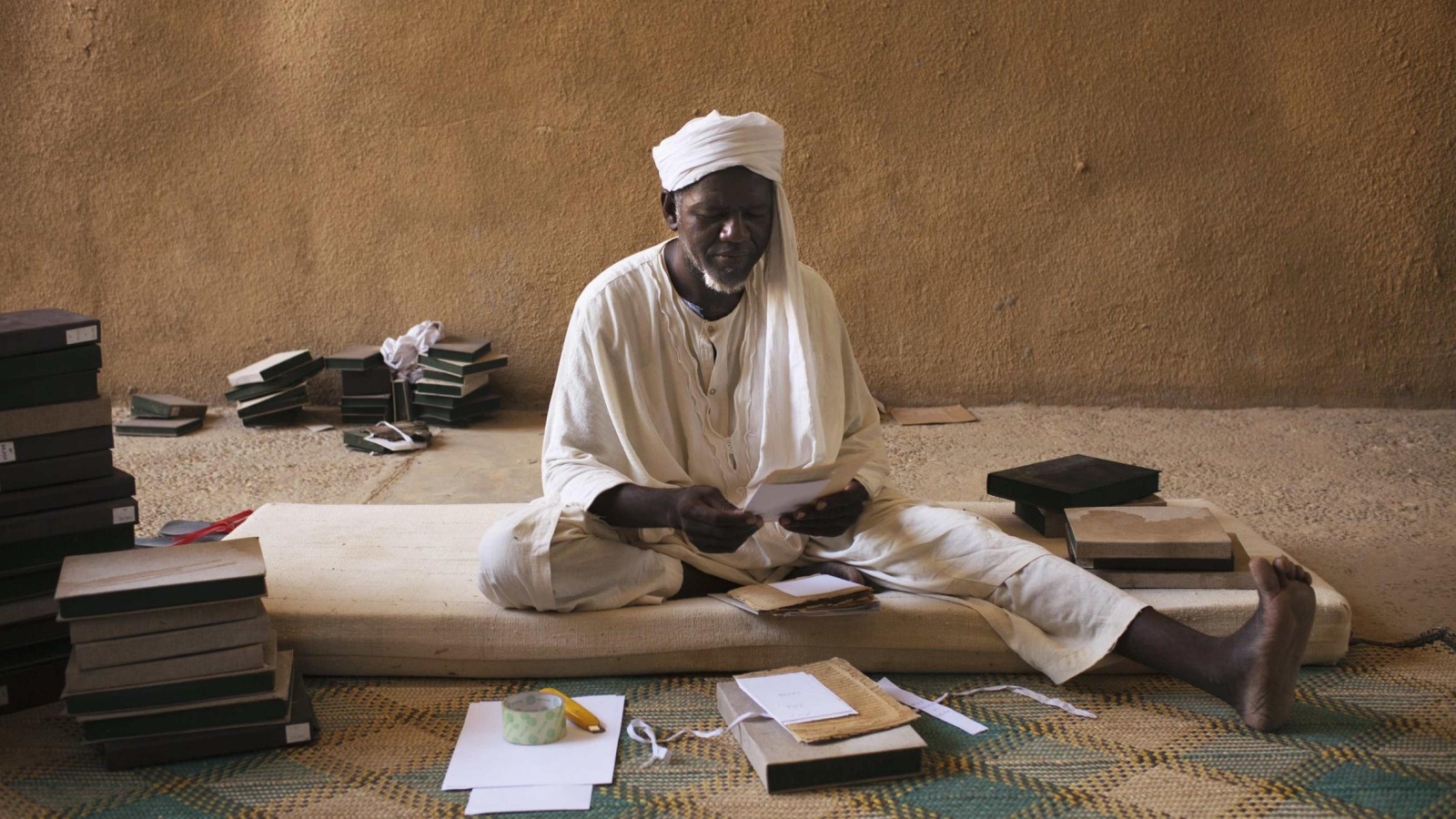 ‪‬ الشيخ الكانيس سيسي يقرأ مخطوطات تاريخية تعود إلى القرن الثالث عشر في مركز أحمد بابا بتمبكتو(رويترز)