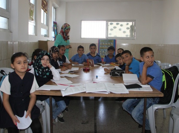 طلبة يمضون الفرصة في ساحة مغلقة وصغيرة بمدرسة خاصة في مخيم شعفاط