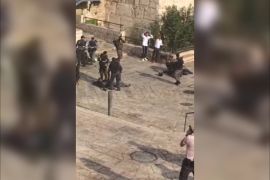 استشهاد فلسطيني بعد طعنه عناصر شرطة إسرائيلية
