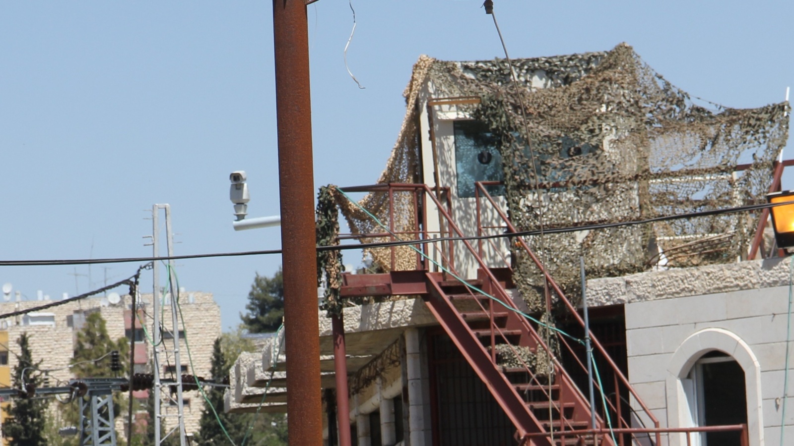 ‪كاميرات مراقبة قرب نقطة عسكرية إسرائيلية بالخليل‬  (الجزيرة نت)