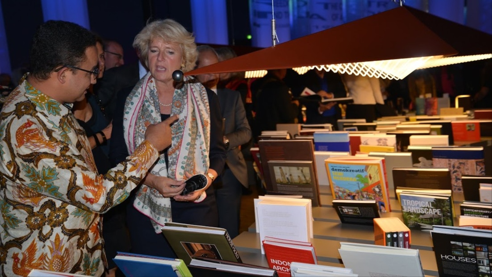 ‪وزيرة الثقافة الألمانية مونيكا غروتيرز افتتحت معرض فرانكفورت‬ (الجزيرة)