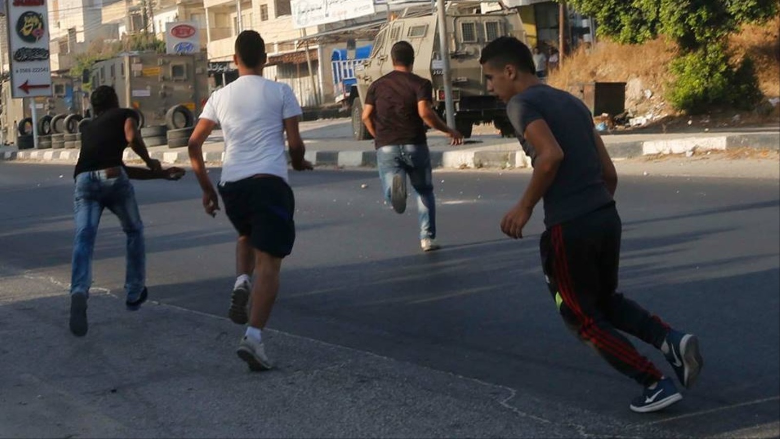 ‪مواجهات بين الشبان وقوات الاحتلال في مدينة نابلس أثناء اقتحامها المدينة‬ (الجزيرة نت)