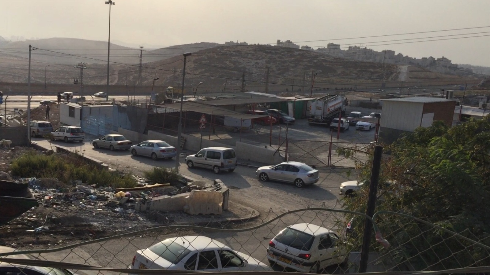 ‪‬ اختناق مروري بالمدخل الشرقي للعيسوية بالقدس المحتلة بسبب الحاجز الإسرائيلي(الجزيرة)