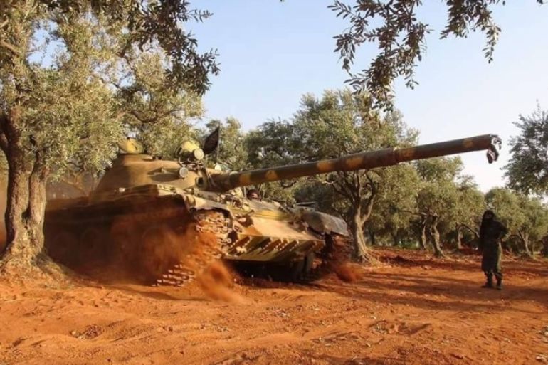دبابة المعارضة تستهدف مواقع لقوات النظام على أحدى جبهات ريف حماة الشمالي.