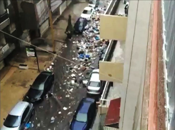 سيول من النفايات تغرق شوارع العاصمة اللبنانية
