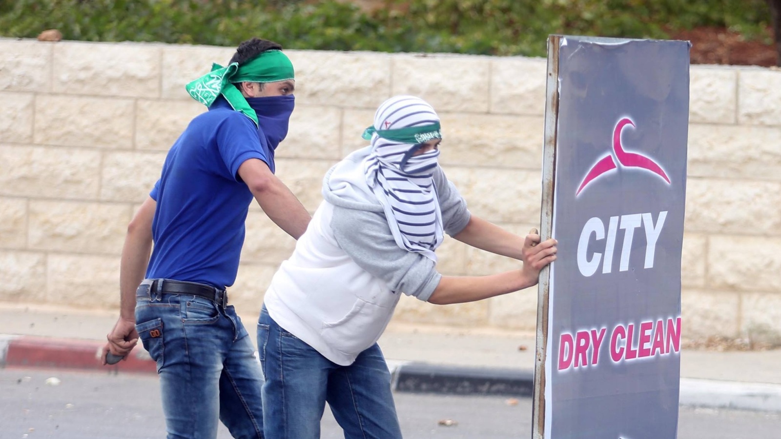 ‪‬ الانتفاضة الميدانية تتجاوز الحواجز السياسية والتنظيمية بين الشباب الفلسطيني(الجزيرة)