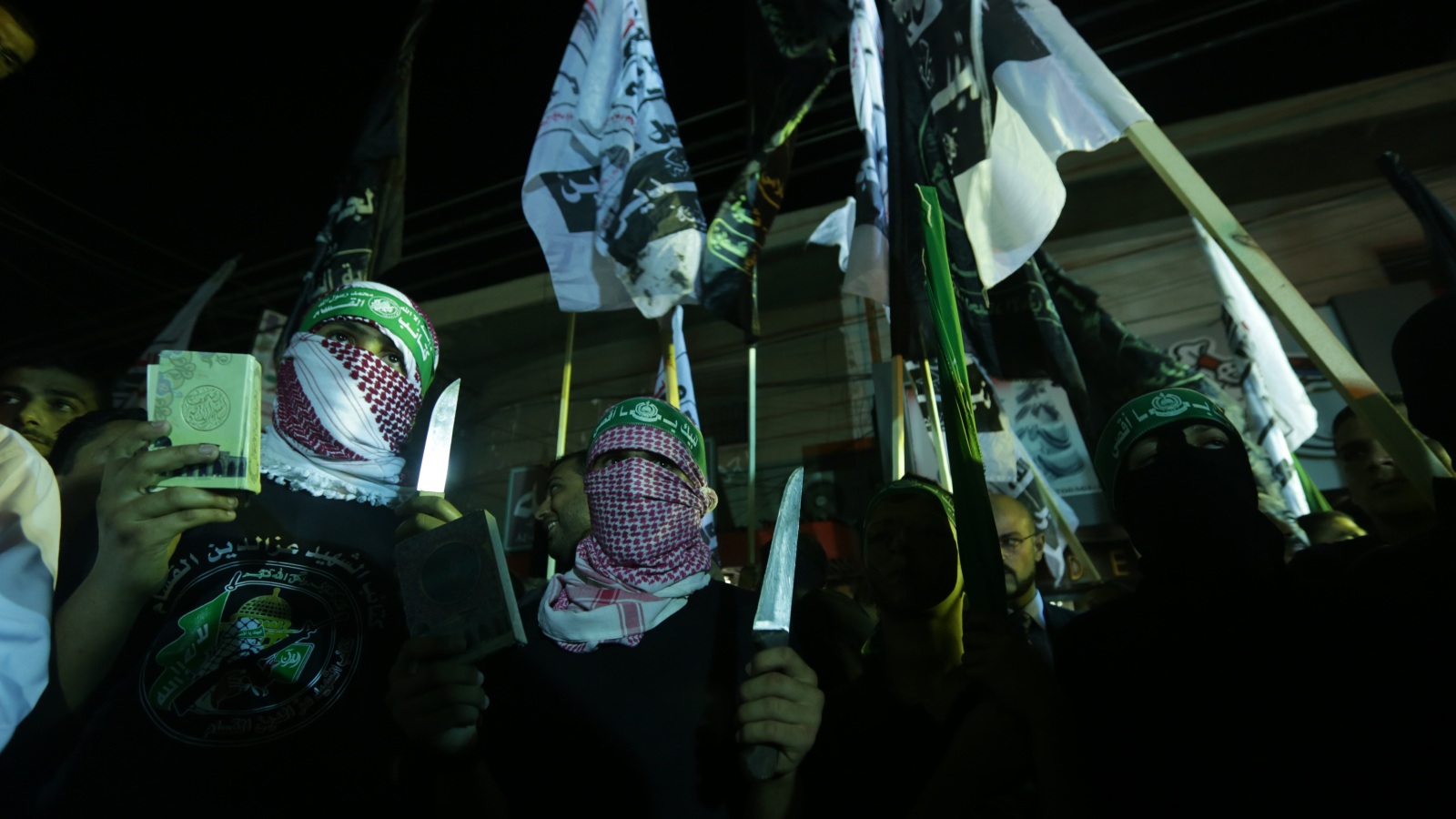مسيرة وسط غزة شارك فيها مختلف الفصائل الفلسطينية نصرة للأقصى وللضفة (الفرنسية)